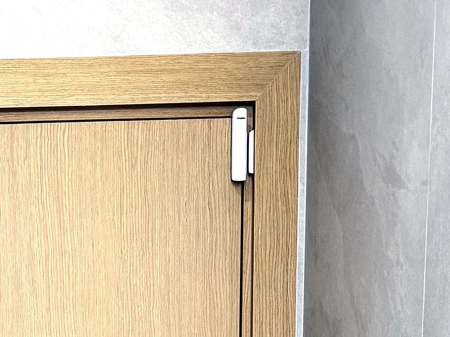 Ajax opening detector fitted at the head of an internal door